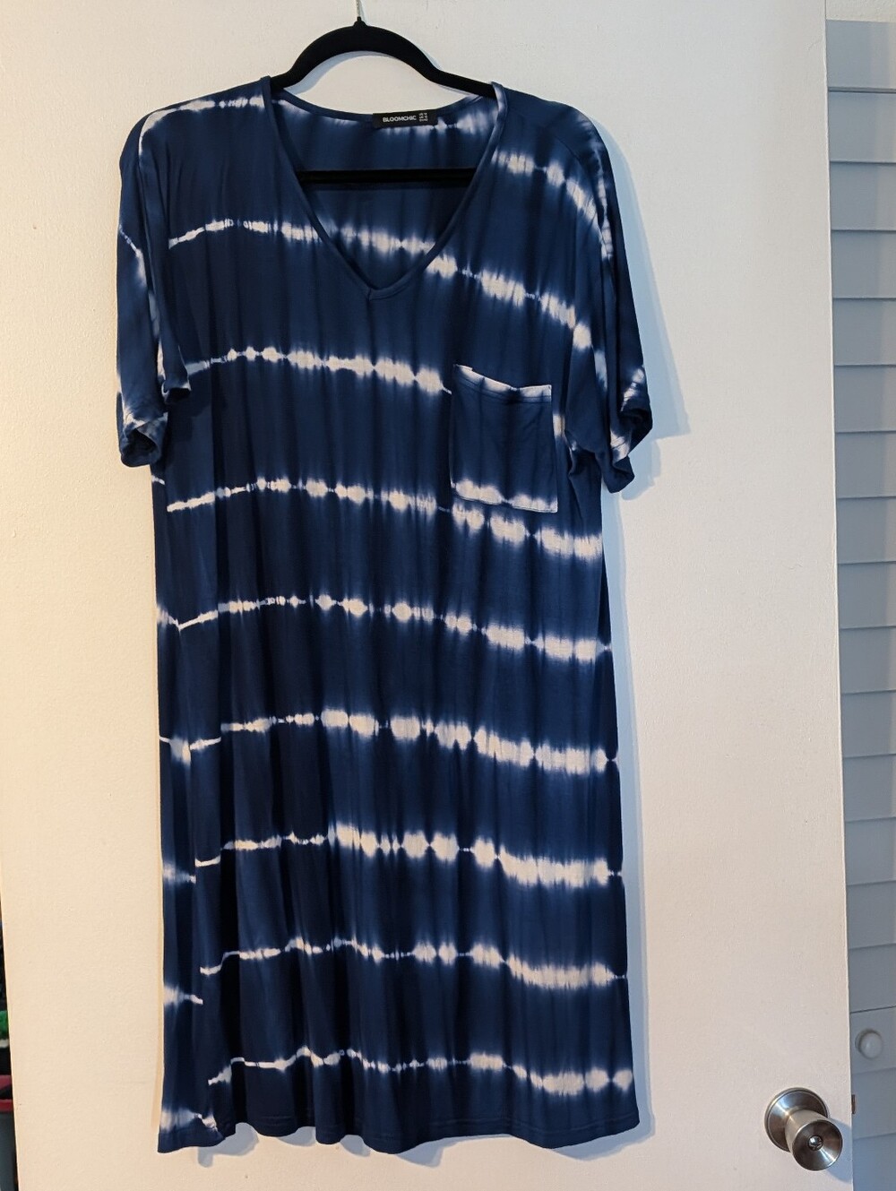 BloomChic Navy and White Tie-Dye V-Neck Midi Dress T-shirt Dress